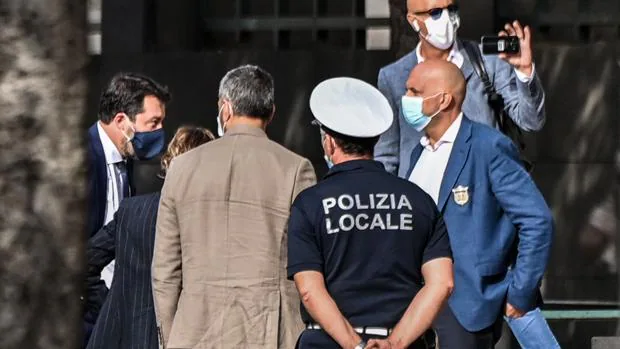 Salvini convierte su juicio en Catania en un espectáculo mediático y el juez convoca a Conte a declarar
