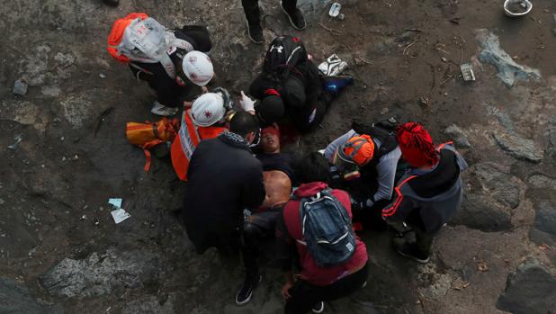 Acusan de homicidio frustrado al policía que tiró a un menor por un puente durante una protesta en Chile