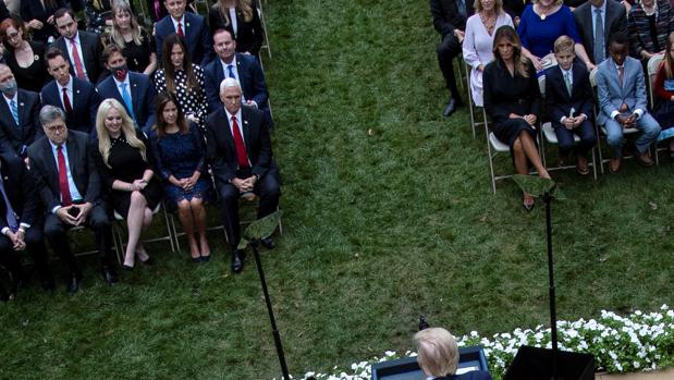 La verdadera historia de cómo el coronavirus llegó a la Casa Blanca y acabó llevando a Trump al hospital