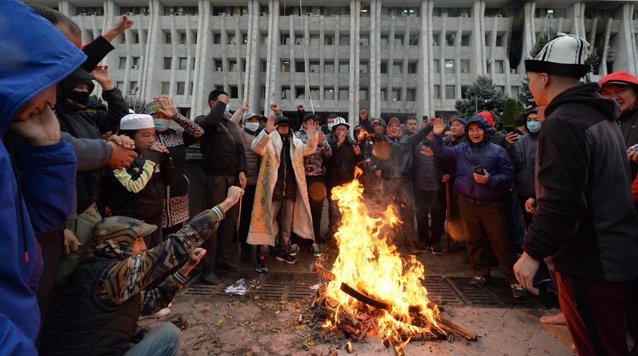 Manifestantes hacen una hoguera frente a uno de los edificios tomados