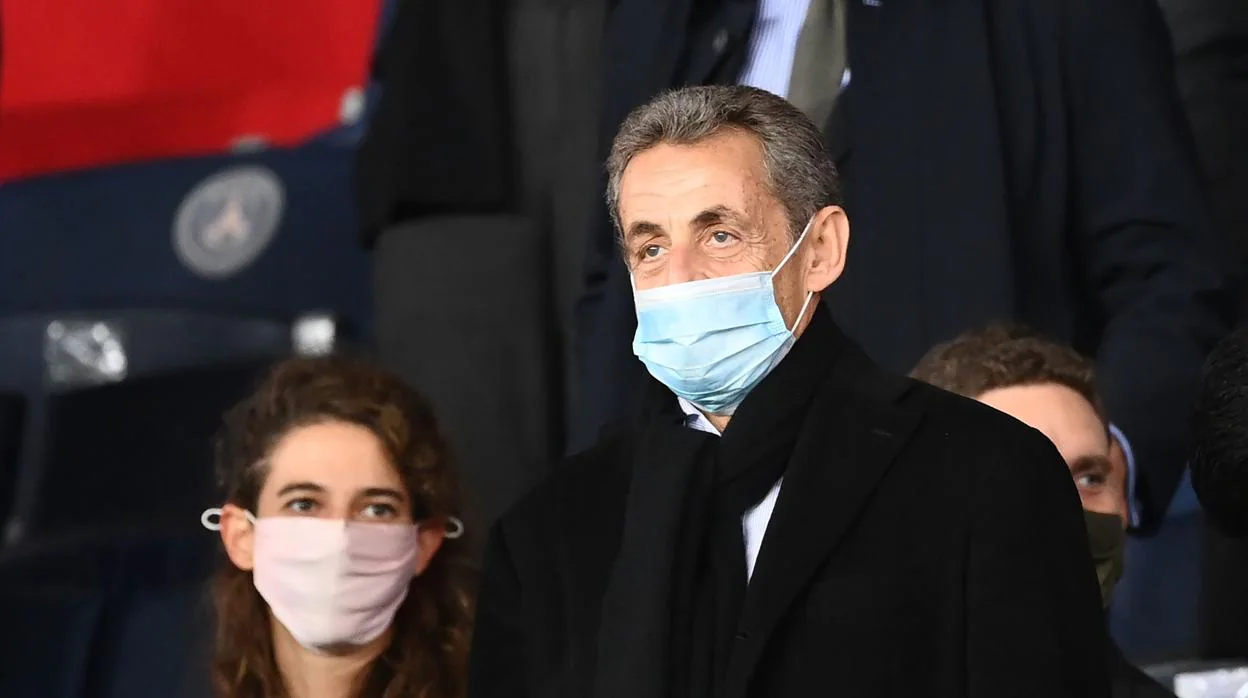 El expresidente francés Nicolas Sarkozy asiste a un partido de fútbol en el estadio de París