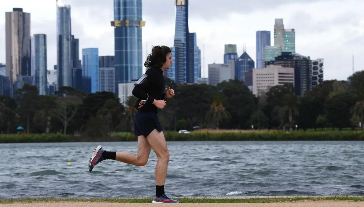 Un hombre, hace ejercicio en Melbourne
