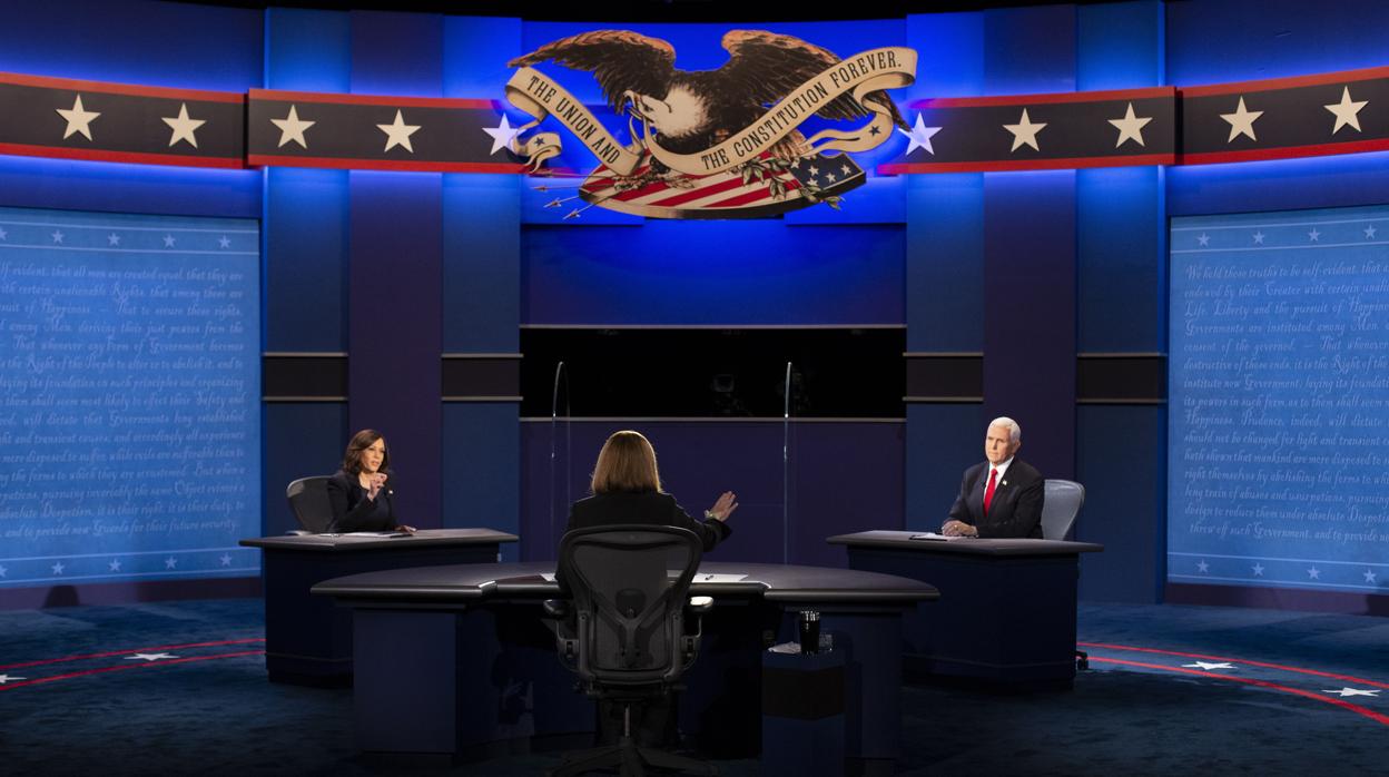 Kamala Harris y Mike Pence, durante el debate de candidatos a la vicepresidencia en Salt Lake City (Utah)