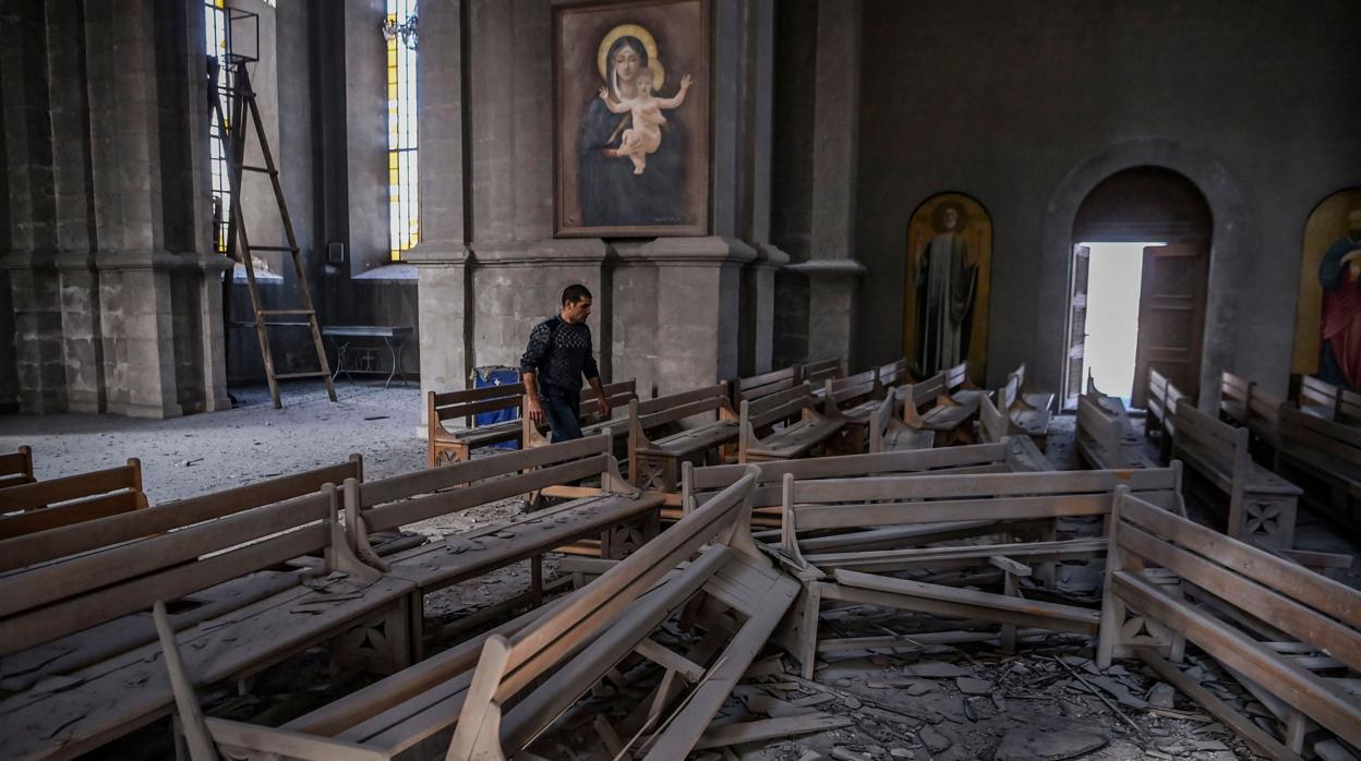 Una iglesia de Nagorno Karabaj, destrozada por culpa de los combates
