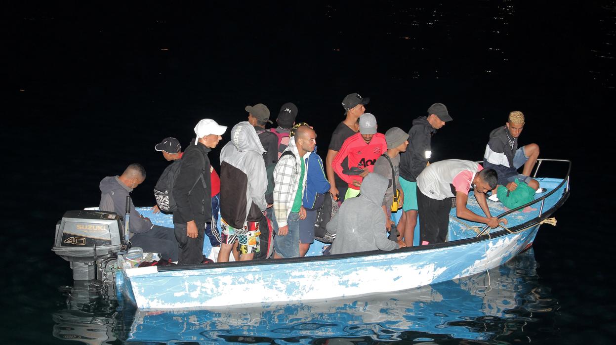 Inmigrantes clandestinos cerca de Lampedusa