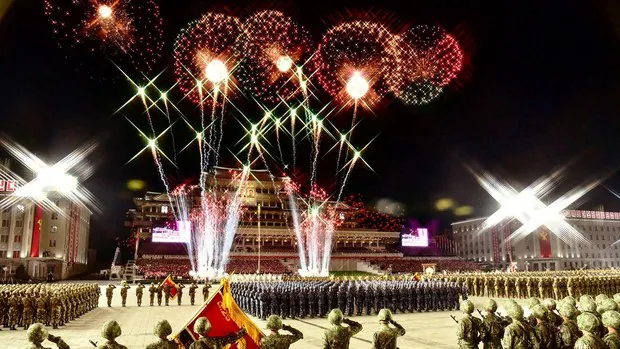 Corea del Norte luce nuevos misiles en un gran desfile nocturno y sin mascarillas