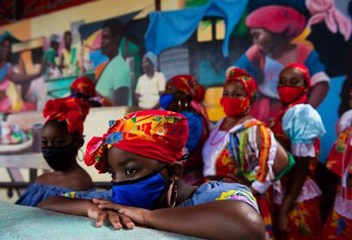 Mujeres de origen haitiano, en Little Haití con el traje típico al candidato demócrata