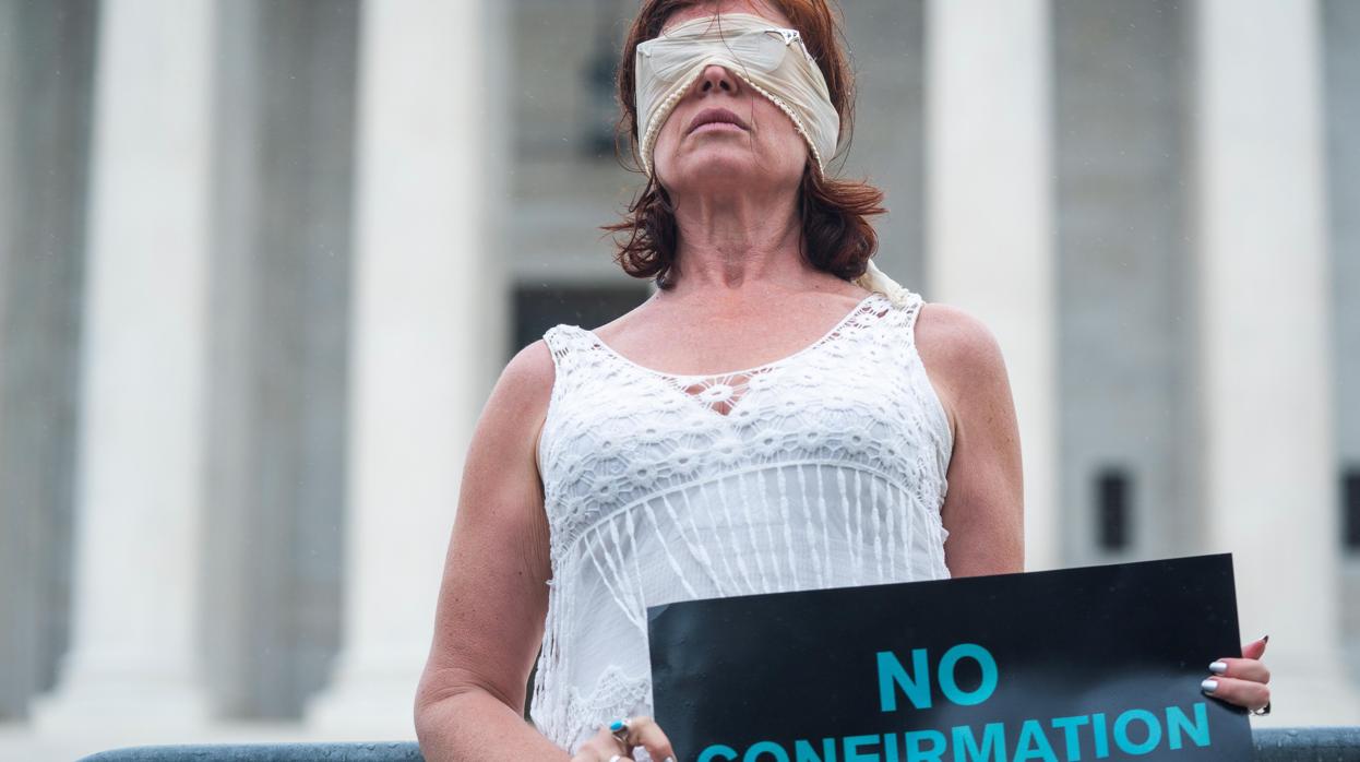 Una mujer se manifiesta en contra de la juez conservadora Amy Coney Barrett en Washington