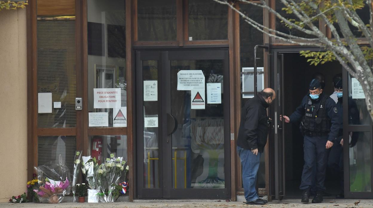 Varios ramos fueron depositados en la escuela de Conflans-Sainte-Honorine, de la que era profesor la víctima decapitada este viernes por un joven musulmán, nacido en Moscú