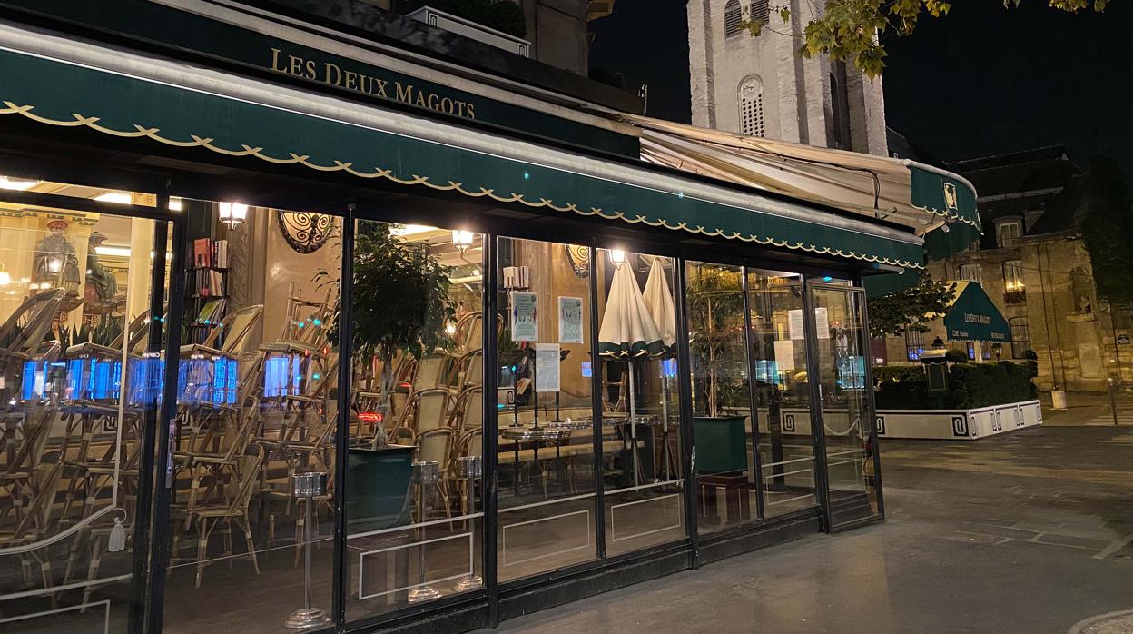 Café Les Deux Magots, uno de los más legendarios y cosmopolitas de París, con la iglesia de Saint-Germain-des-Prés al fondo