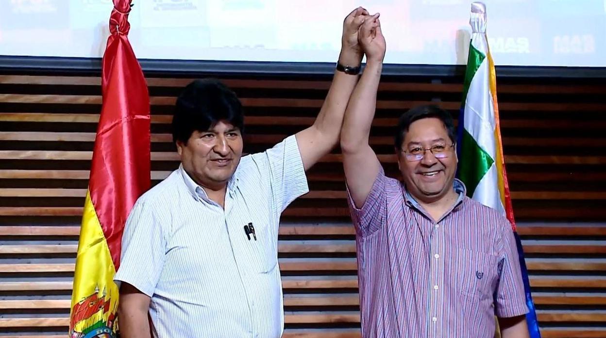 Evo Morales y Luis Arce (derecha), en una imagen de archivo