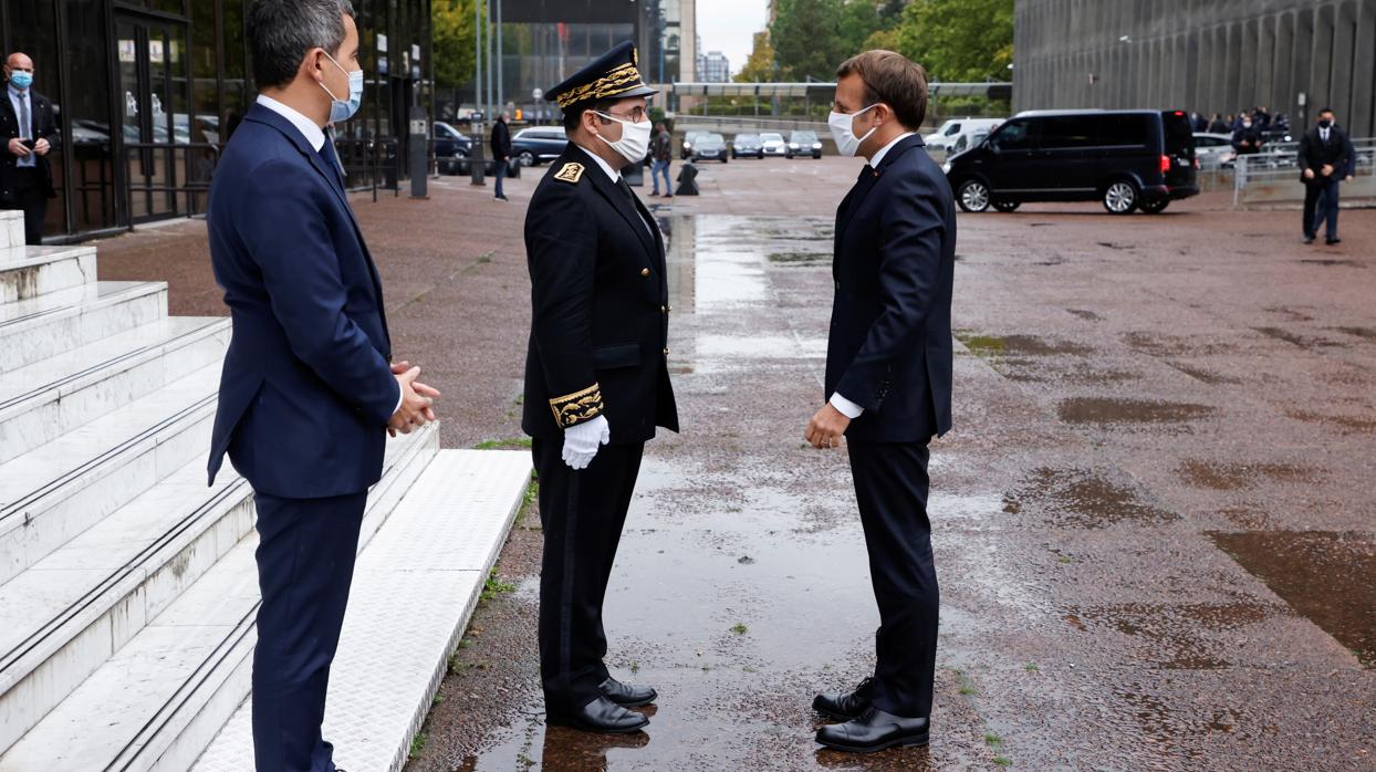 Macron, este martes a su llegada la prefectura de de Bobigny (Seine-Saint-Denis)
