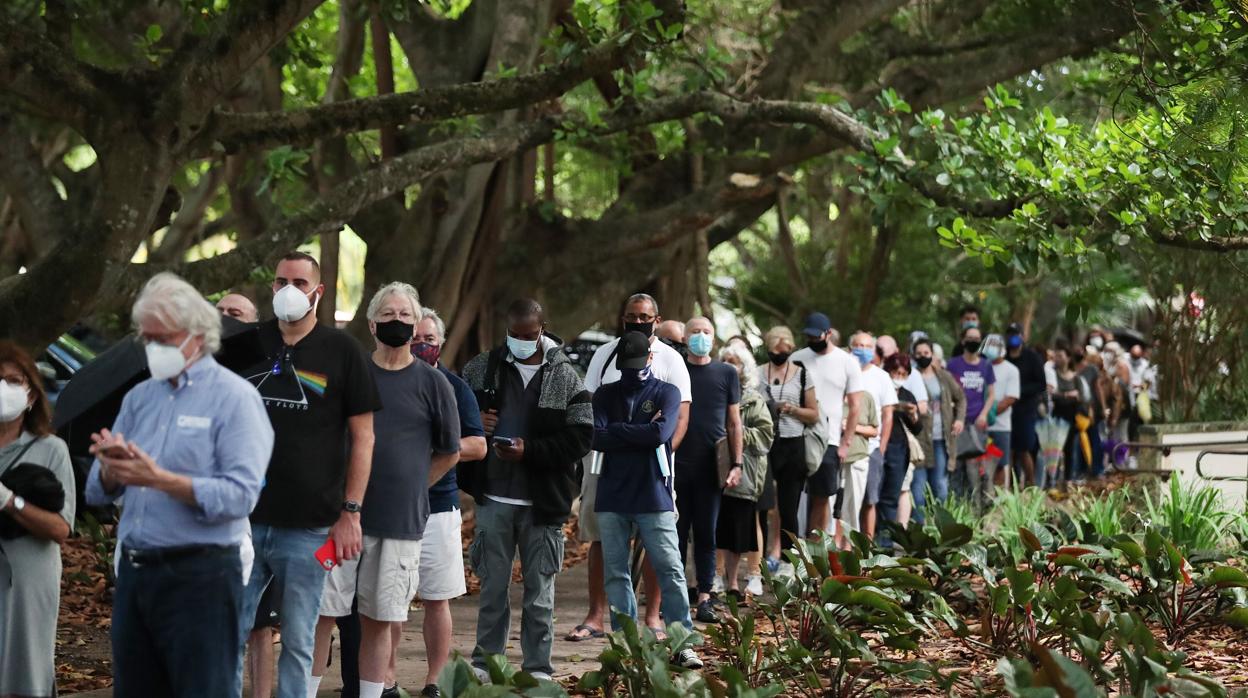 Una larga de personas esperaba este lunes para votar por adelantando en Coral Gables (Florida)