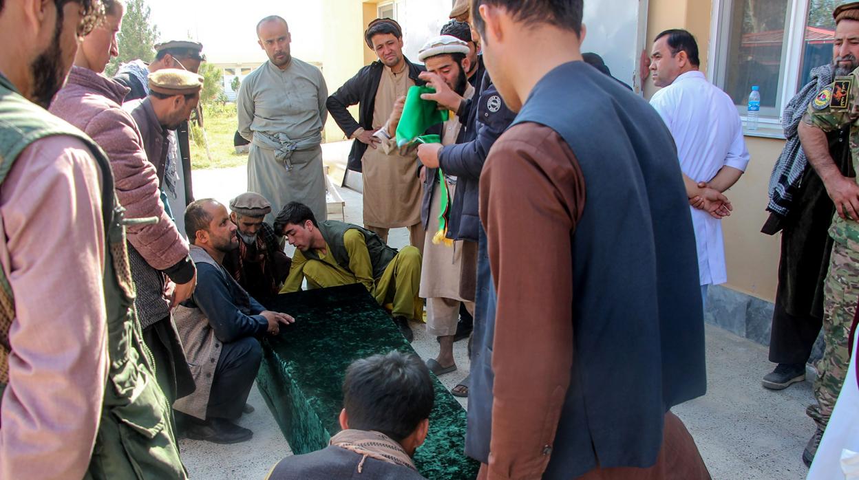 Familiares se reunen ante el ataud de uno de los soldados fallecidos en Takhar