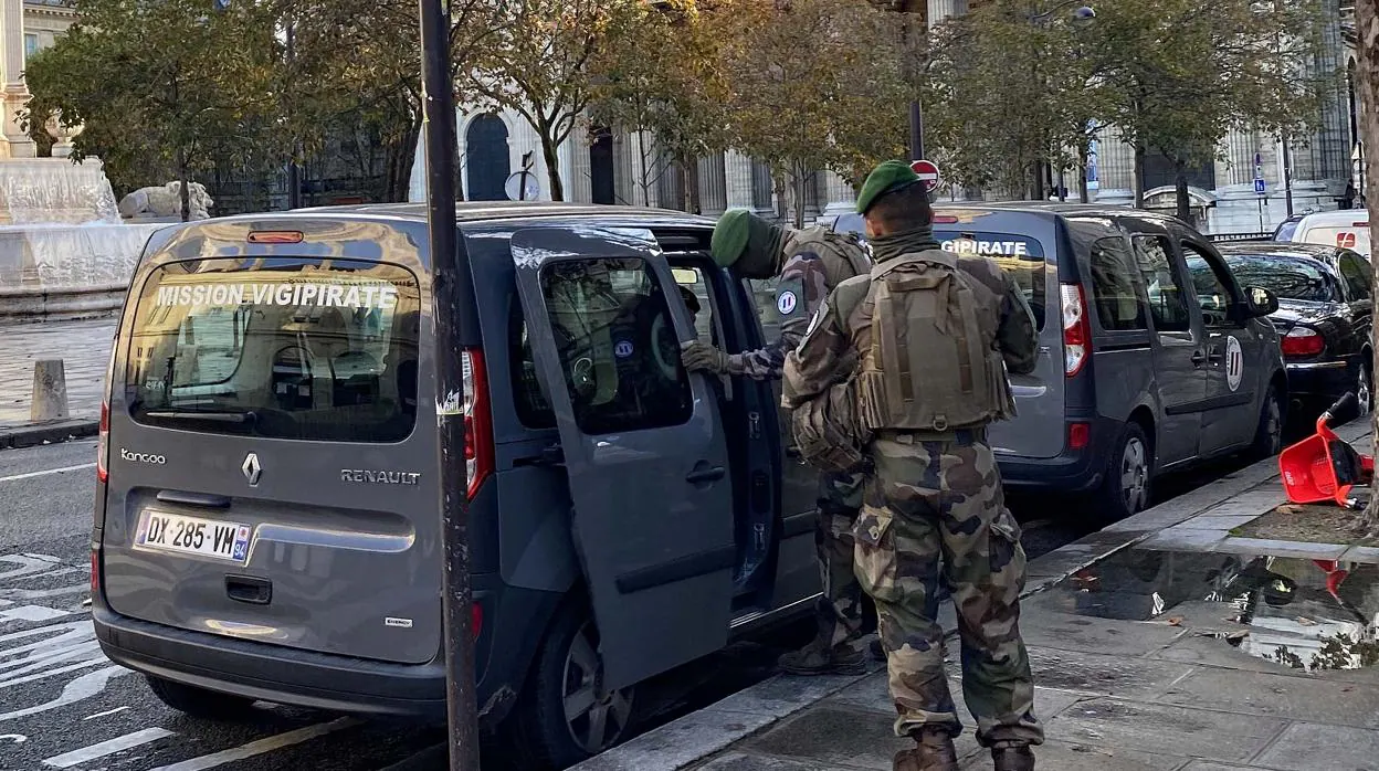 Soldados de la «Operación Centinela» en la Plaza Saint-Sulpice