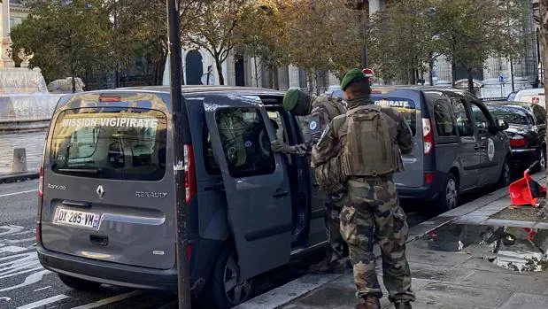 Macron despliega militares de disuasión y protección en todos los lugares emblemáticos de París