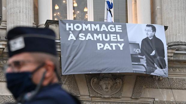 Francia se prepara para rendir homenaje al profesor asesinado por un yihadista de 18 años