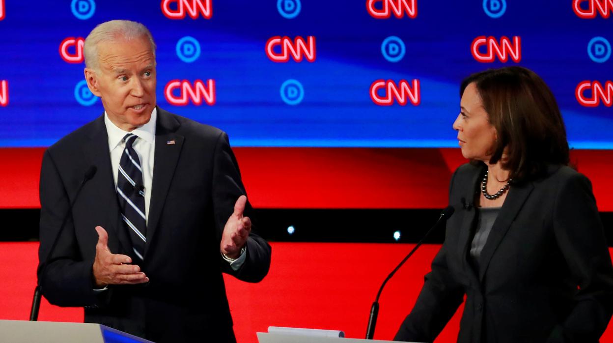 Joe Biden, junto con Kamala Harris en un debate presidencial