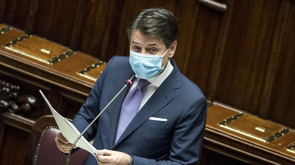 Giuseppe Conte lee un discurso en la Cámara de diputados