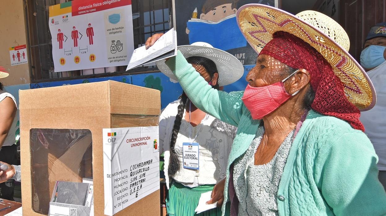 Una mujer participa en las elecciones de Bolivia en la población de Parotani, a 50 kilómetros de Cochabamba