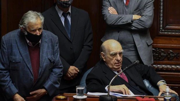 Abrazos, sonrisas y lágrimas en la despedida política de Mujica y Sanguinetti