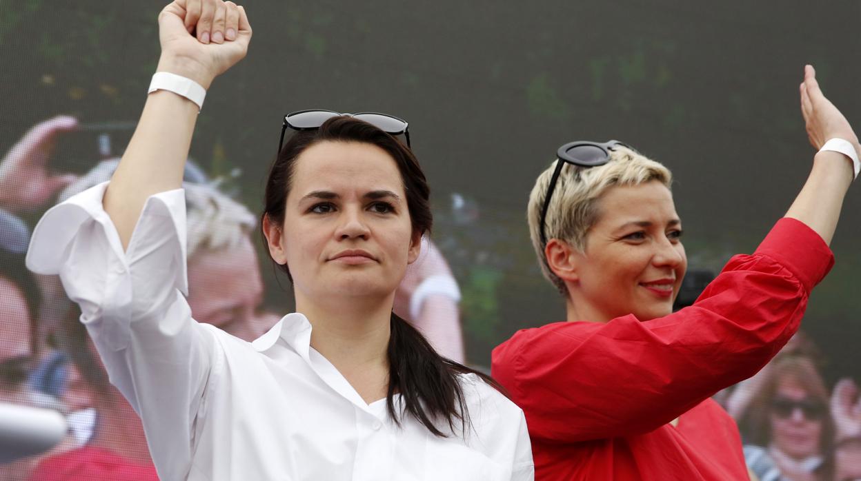 Svetlana Tijanovskaya y Maria Kolesnikova, durante un mítin de campaña en julio en Minsk