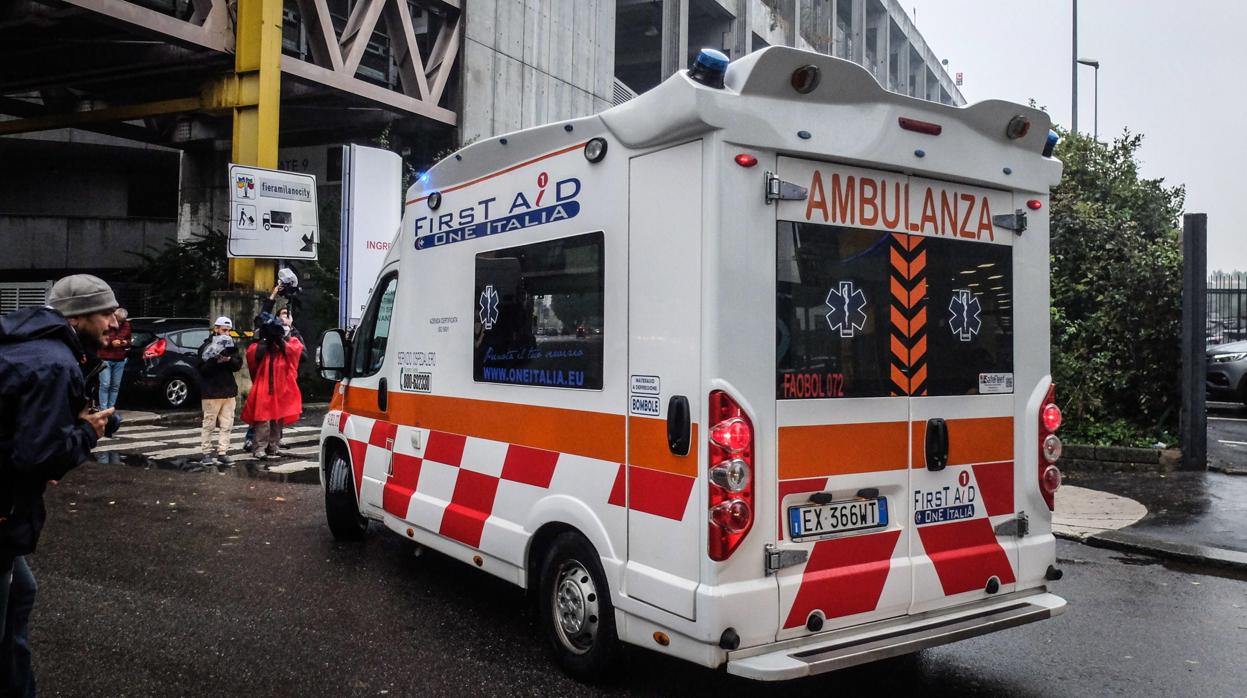 Una ambulancia llega al recinto ferial de Milán, que se reabierto para atender a pacientes de Covid-19