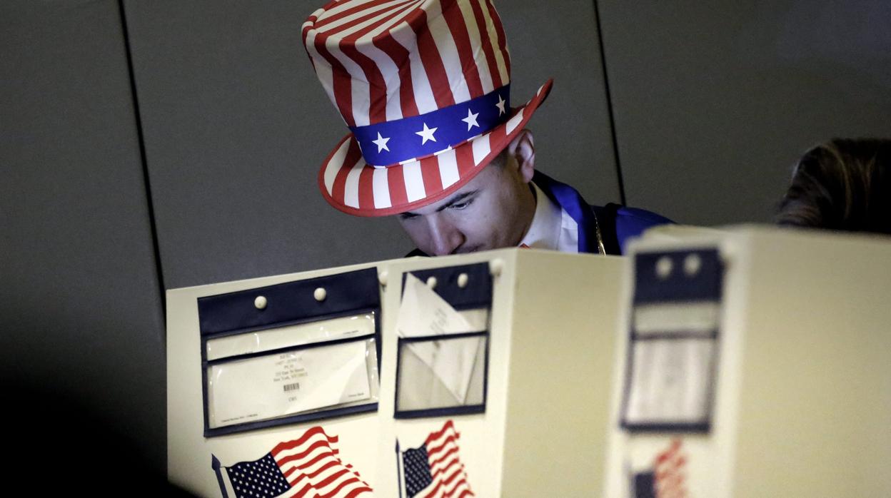 Imagen de archivo de un votante en las urnas