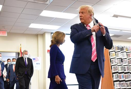 Trump se quita la mascarilla para hablar con la prensa tras votar en West Palm Beach