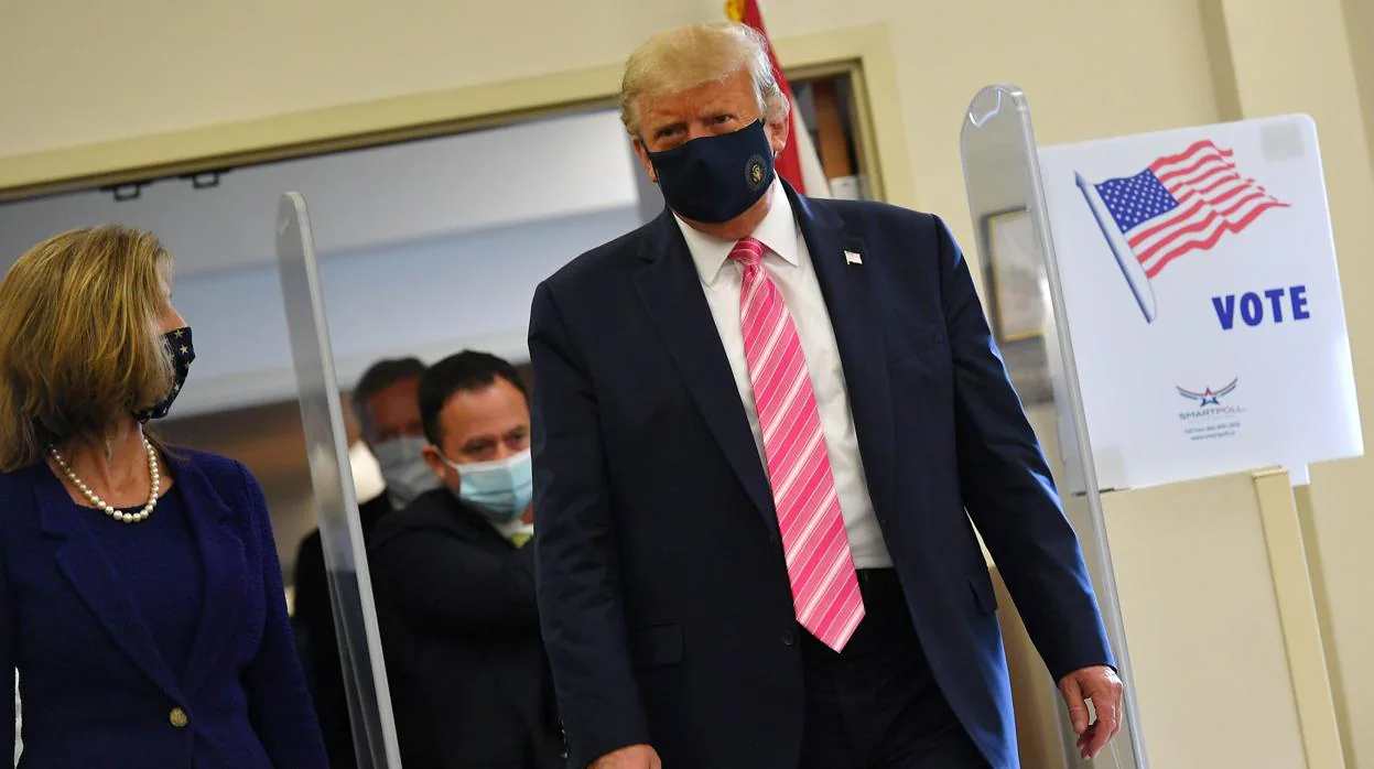 El presidente de EE.UU., Donald Trump, a la salida de la biblioteca de West Palm Beach donde ha votado