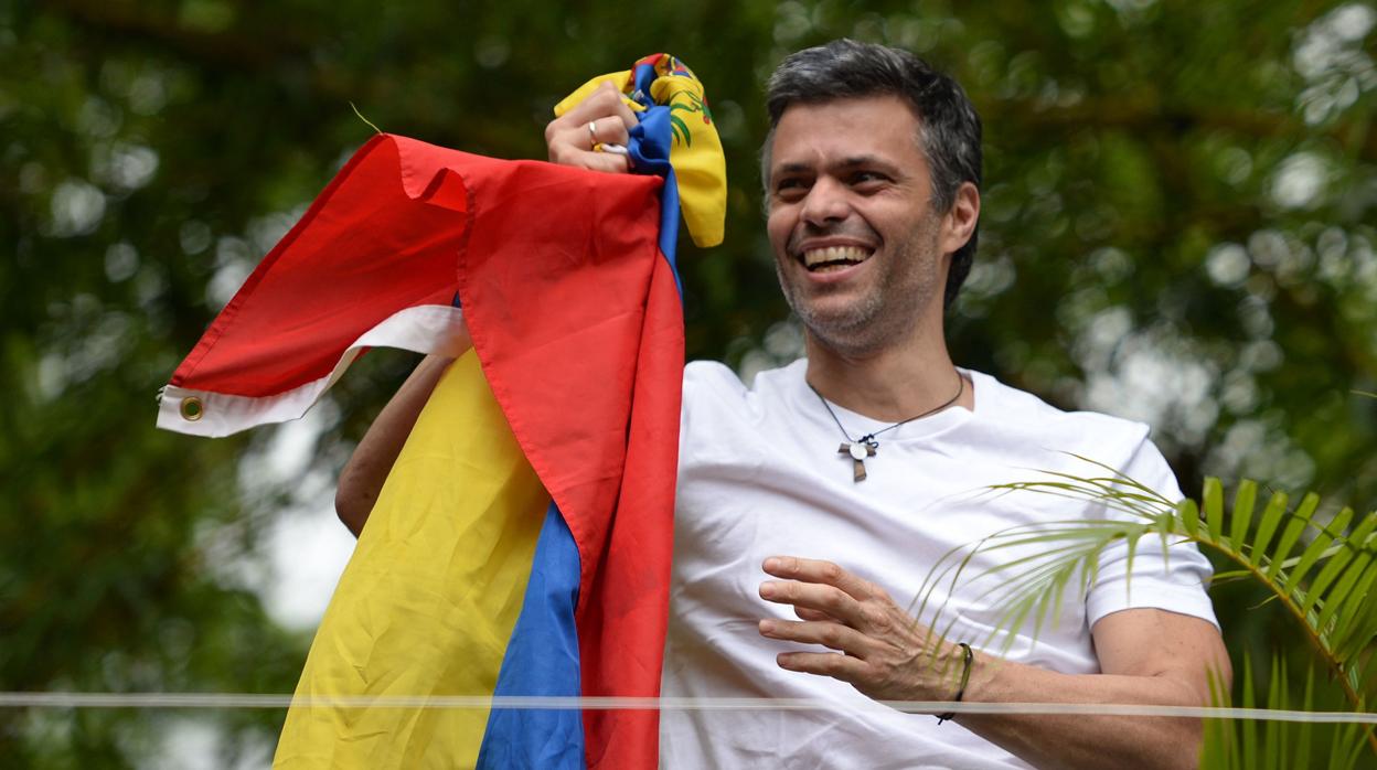 Leopoldo López, en su casa en Caracas, cuando le concidieron el arresto domiciliario