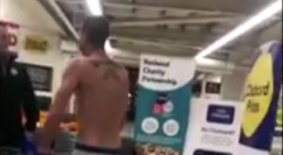 Un hombre acude sin ropa al supermercado en Gales para protestar contra las restricciones por Covid