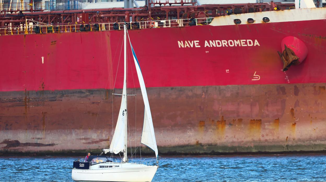 Un velero pasa frente a la Nave Andrómeda