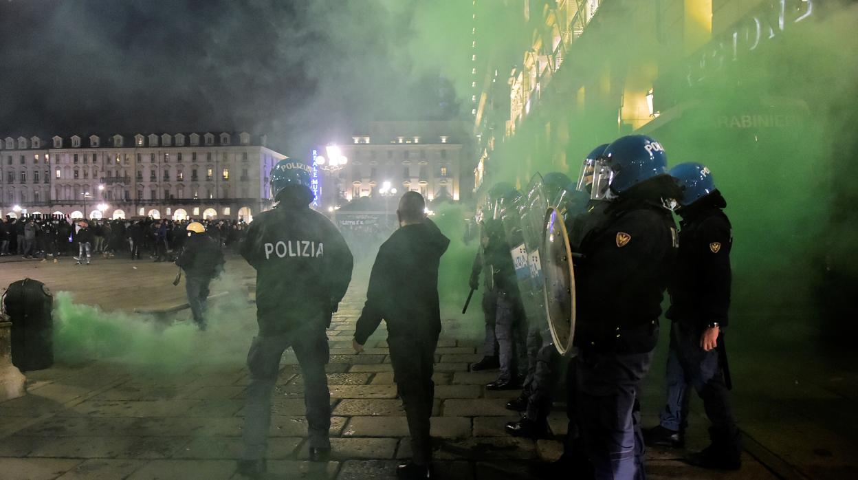 La Policía trata de contener las protestas en Turín