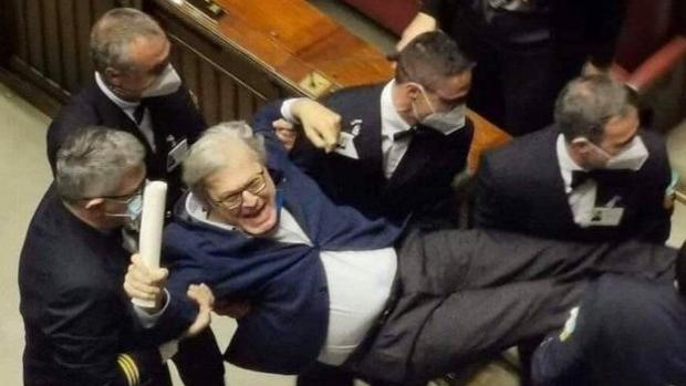 Expulsan a la fuerza a un diputado del parlamento italiano por negarse a llevar bien la mascarilla