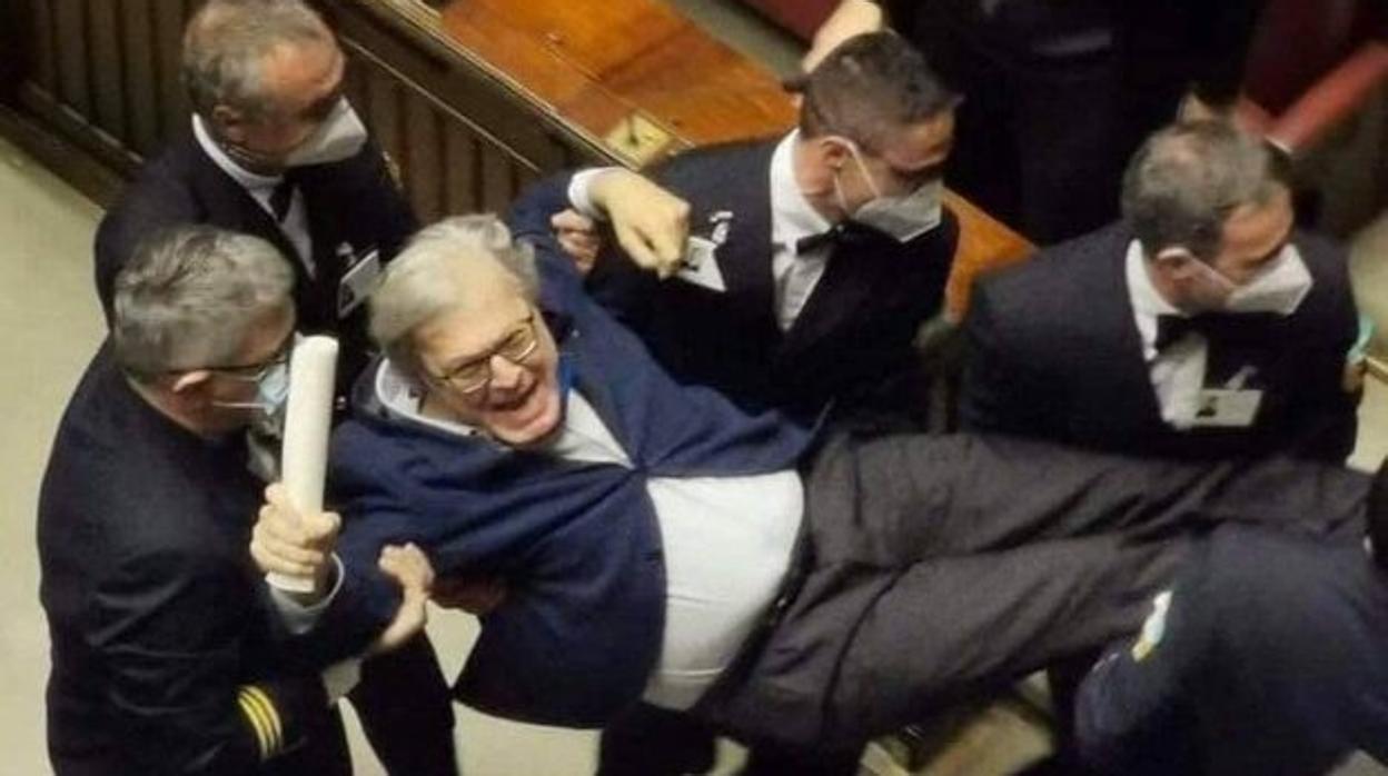 El diputado italiano Vittorio Sgarbi en el momento de su expulsión de la Cámara