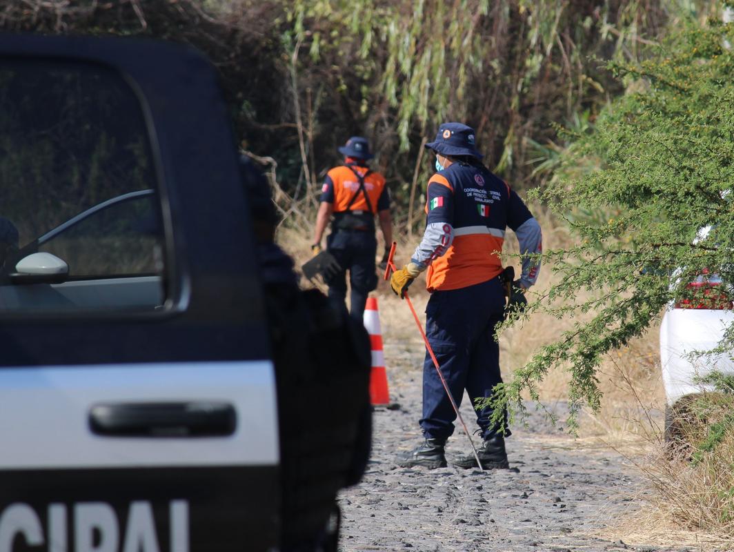 Miembros de distintas corporaciones, en la zona donde se han hallado las zonas clandestinas