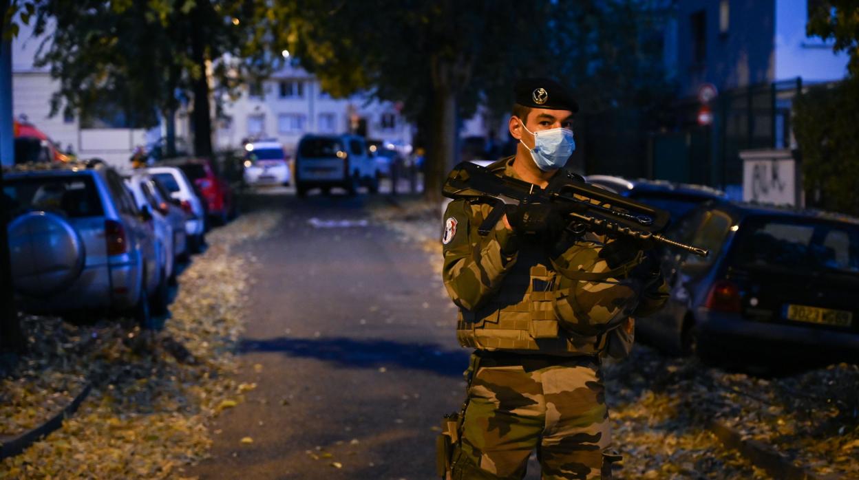 Un militar francés en un cordón de seguridad cerca del lugar donde ayer hubo otro atentado en un templo, esta vez en Lyon