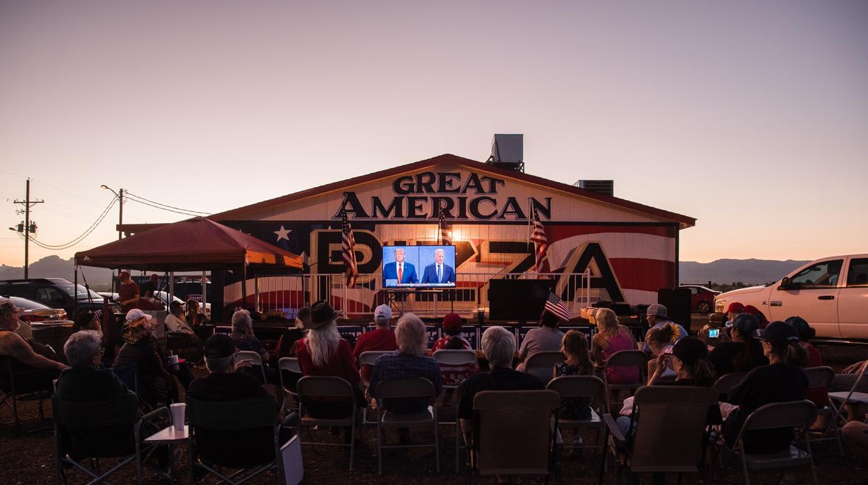 Seguidores de Trump se reúnen para seguir el último debate con Biden en Golden Valley (Arizona)