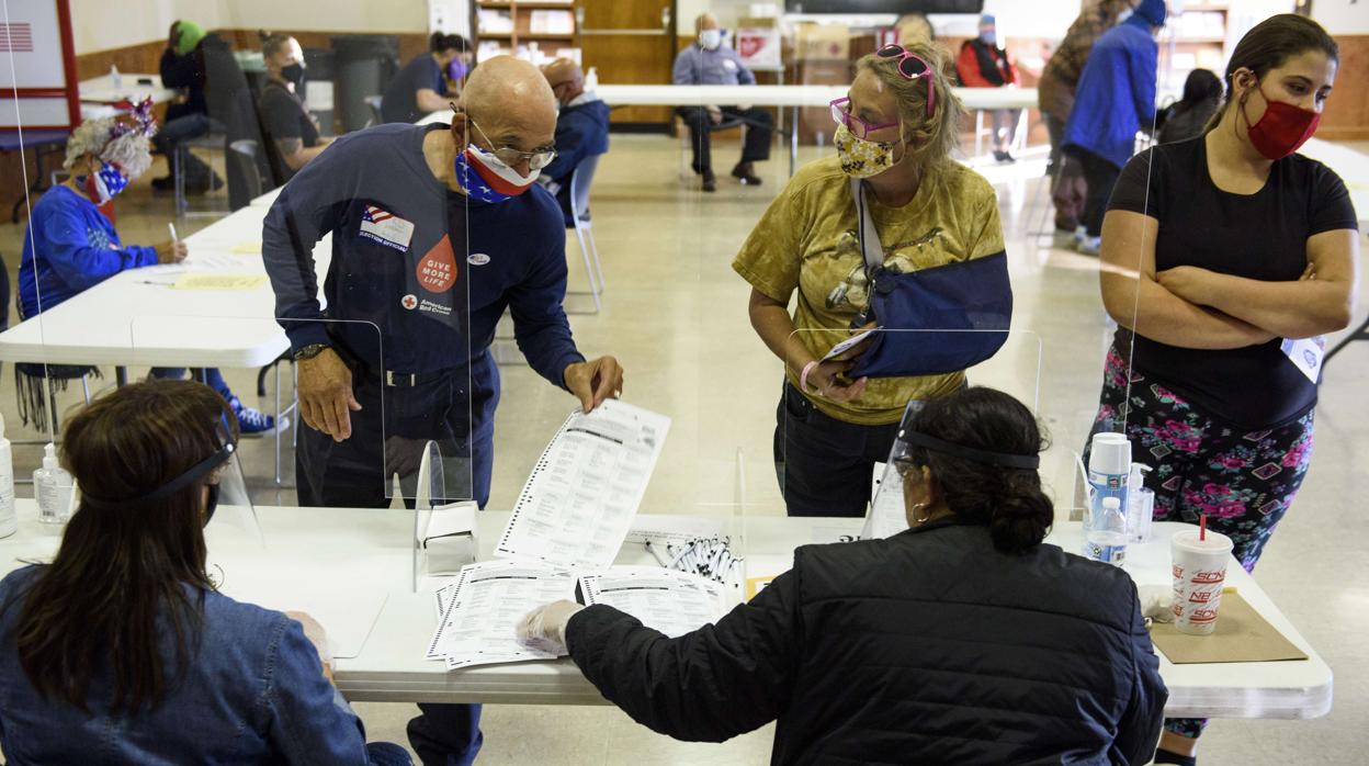 Votantes estadounidenses depositan su papeleta este martes en un centro de Lumberton (Carolina del Norte)