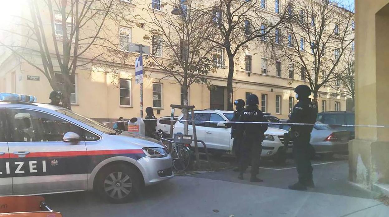 Policía en la calle Hasnerstrasse, donde está una de las mezquitas clausurada