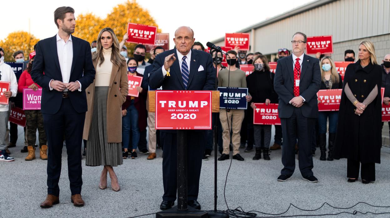 El abogado de Trump y exalcalde de Nueva York, Rudy Giuliani, junto al hijo del presidente, Eric, y la esposa de este, Lara, en Filadelfia (Pensilvania)