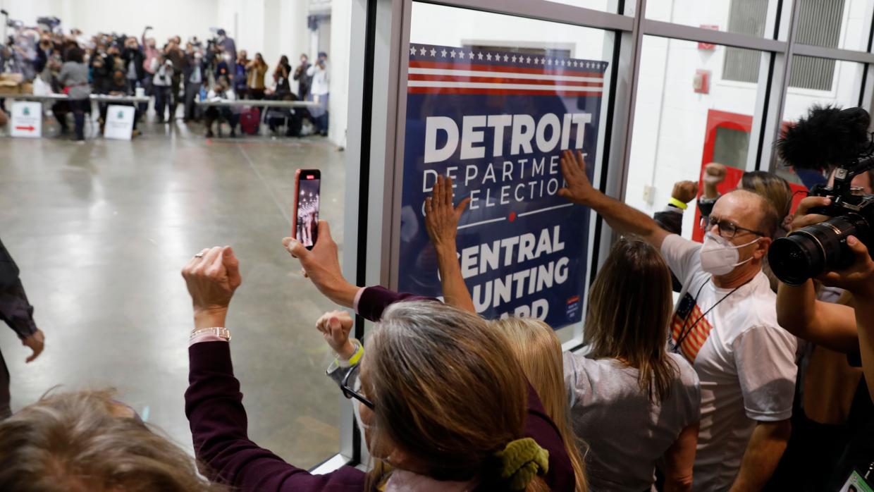 Partidarios del presidente Trump rodean el centro de recuento de papeletas en Detroit, el miércoles por la tarde