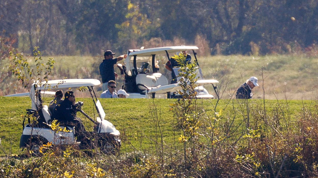 Donald Trump juega al golf en uno de sus campos