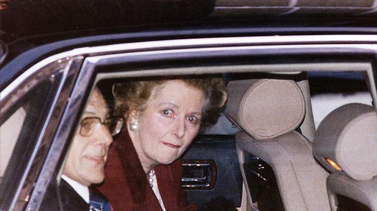 La primera ministra abandona el número 10 de Downing Street en compañía de su marido, Denis Thatcher