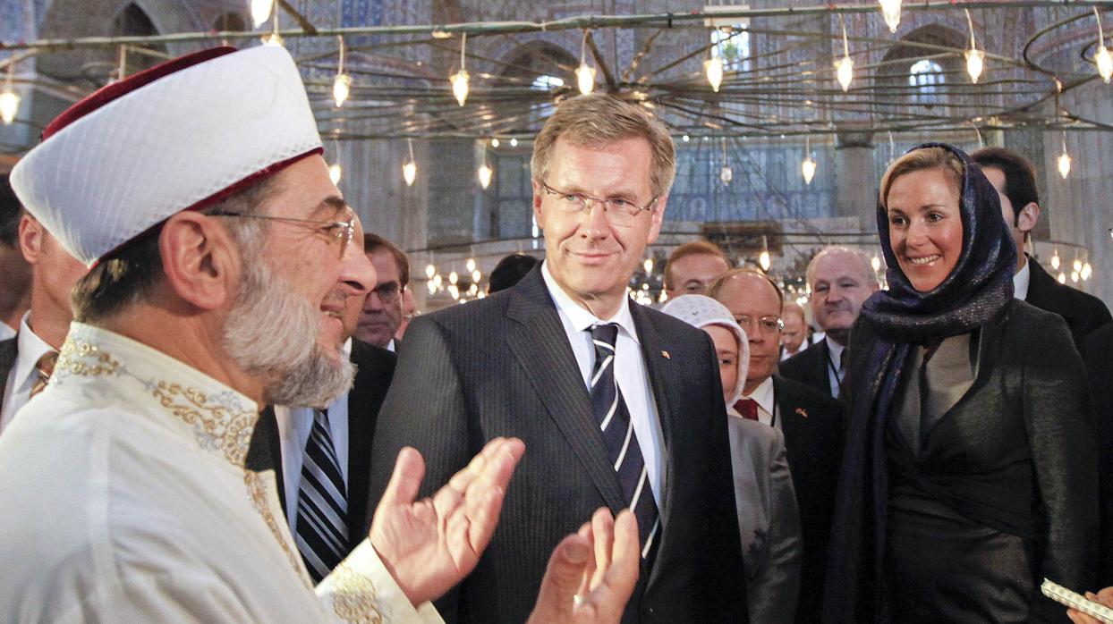 El imán Emrullah Hatipoglu, durante una visita en 2010 del entonces presidente alemán, Christian Wulff, a la Mezquita Azul de Estambul