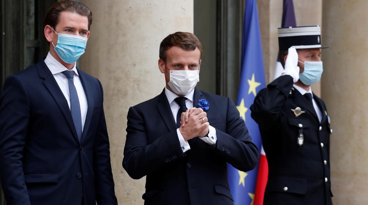 El canciller austriaco, Sebastian Kurz, junto al presidente de Francia, Emmanuel Macron