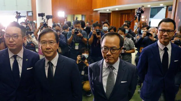 La oposición demócrata de Hong Kong dimite en bloque por la destitución de cuatro diputados