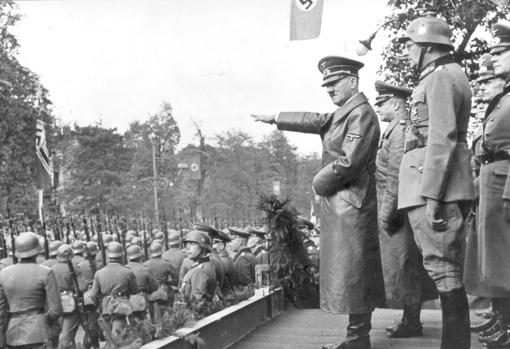 5 de octubre de 1939, Hitler asiste en la carretera Aleje Ujazdowskie al desfile de tropas del III Reich tras la invasión de Polonia