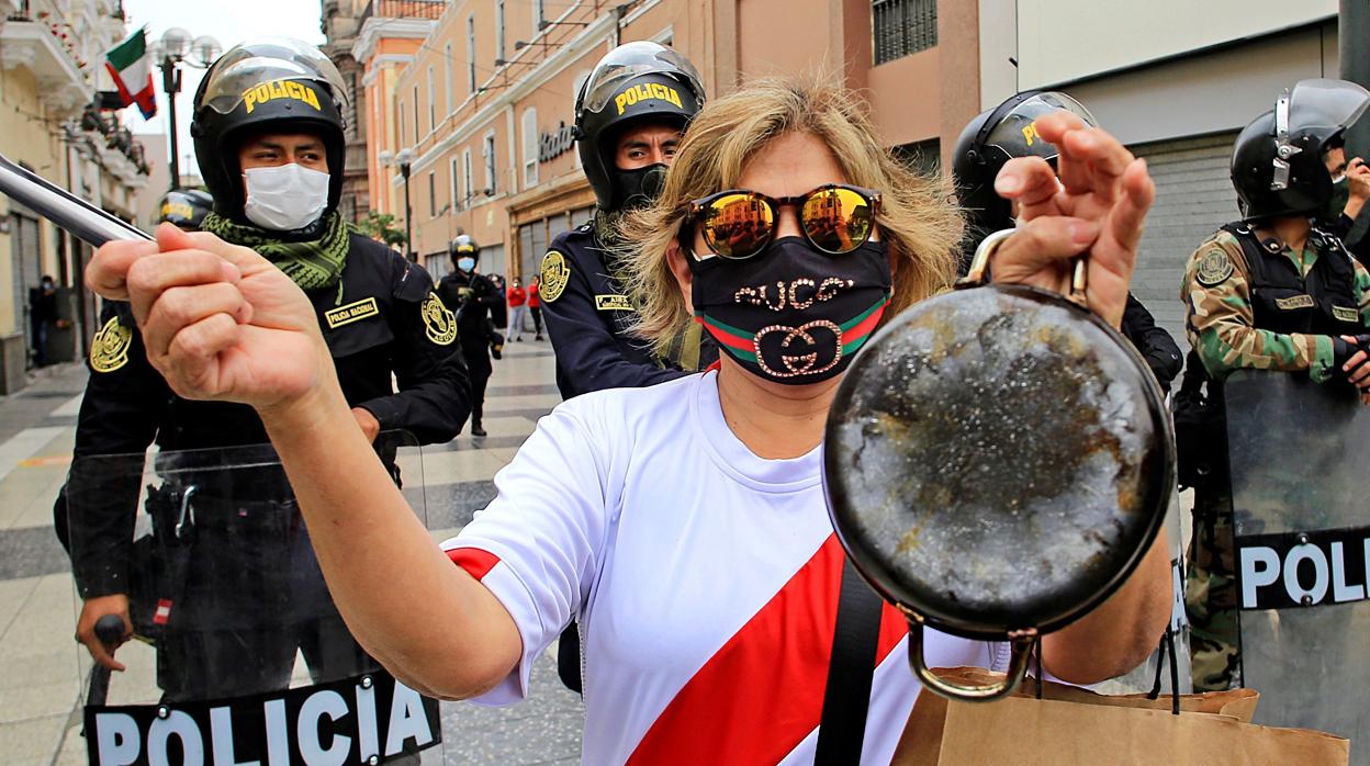 Una mujer protesta en Lima contra la destitución de Vizcarra
